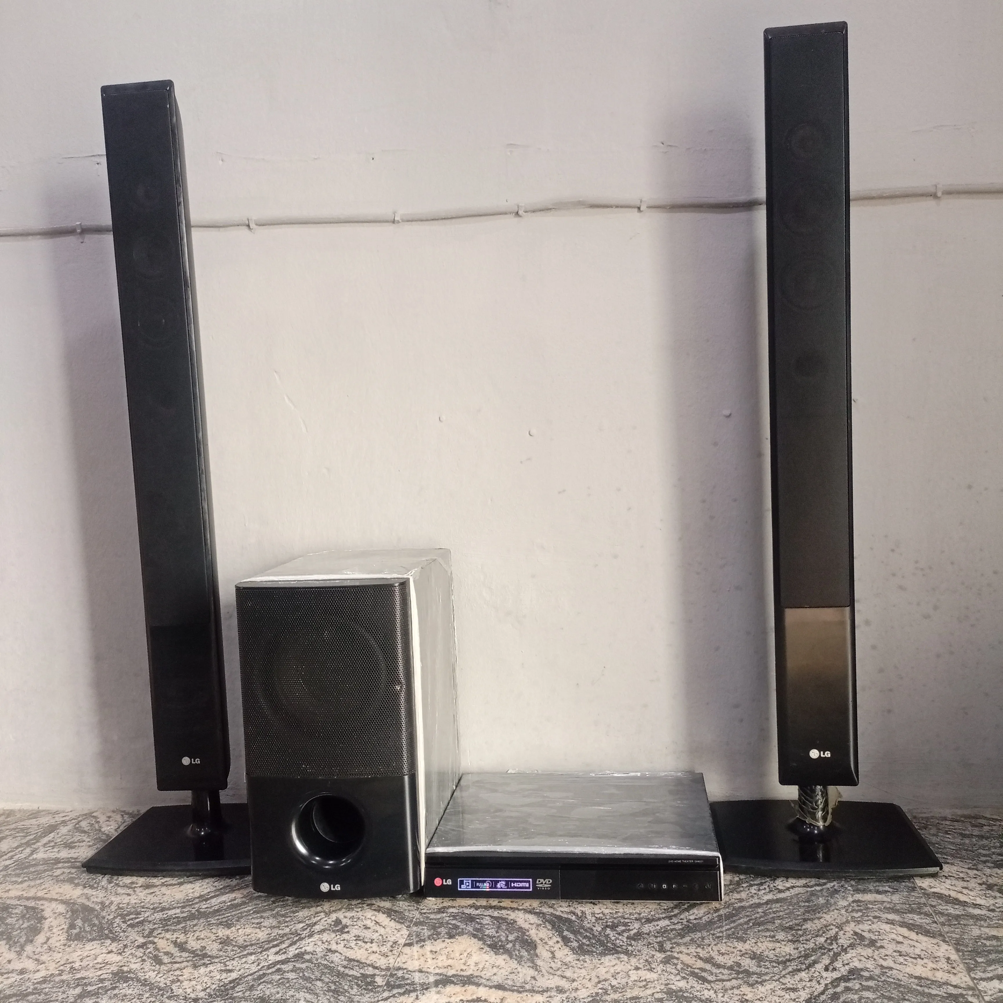 LG 2.1Ch 500W Tower DVD Home Theater System (USB, FM, Aux, Optical, HDMI Out) - Foreign Used