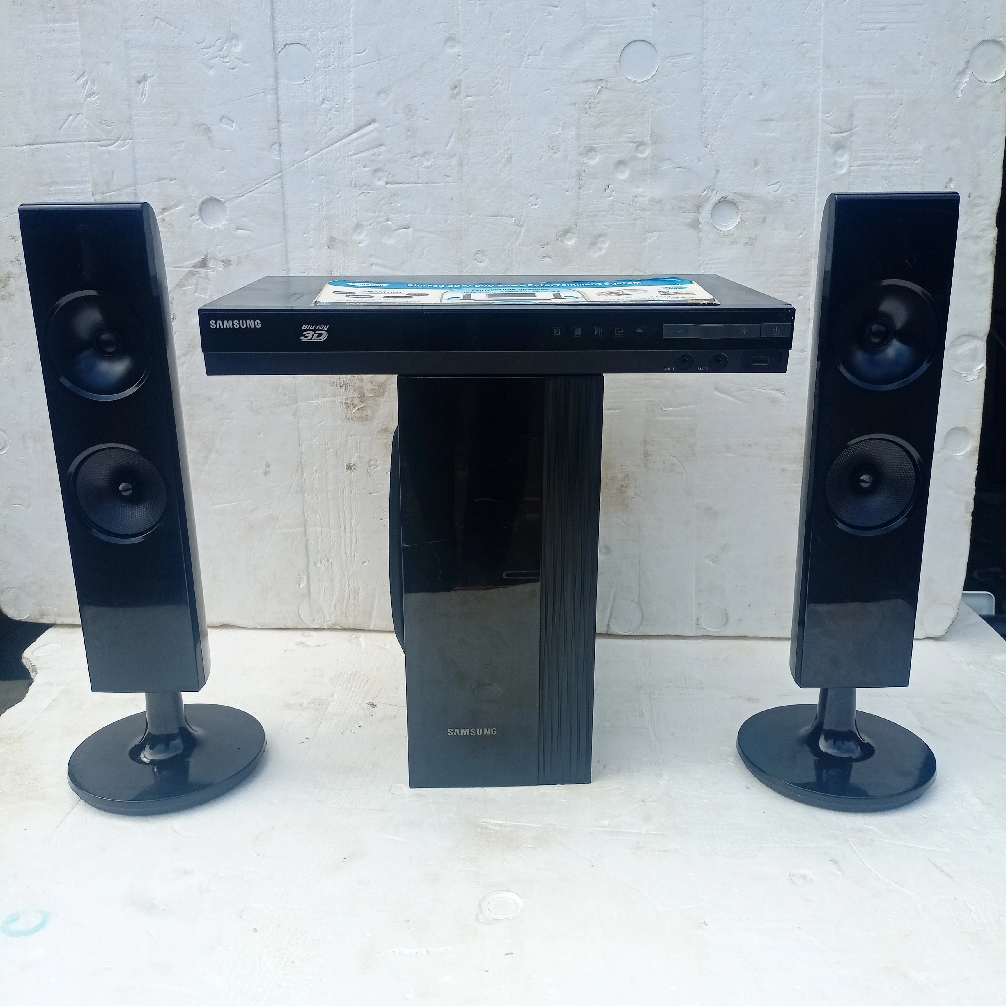 Samsung HT-ES4200K 2.1Ch 500Watts Blu-ray 3D DVD Tallboy Home Theater Complete Set (USB, Aux, FM, Optical, HDMI) - Foreign Used